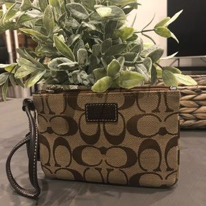 Brown Coach Wristlet - Large “C’s” 🎉💪🏻